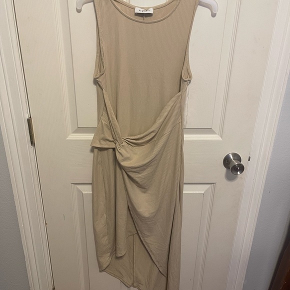 Tan dress - Picture 2 of 3